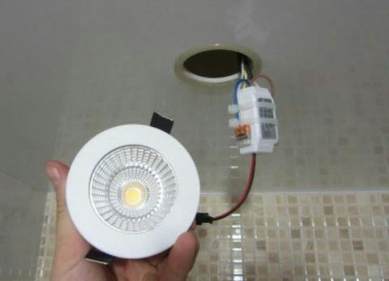Особенности замены лампочки светильника в подвесном потолке