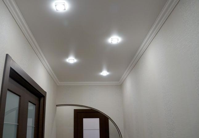 Обустройство освещения в прихожей с натяжными потолками