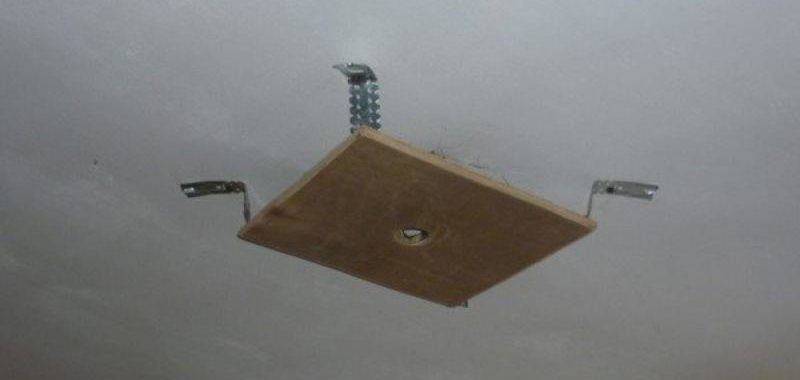 Установка люстры на натяжной потолок